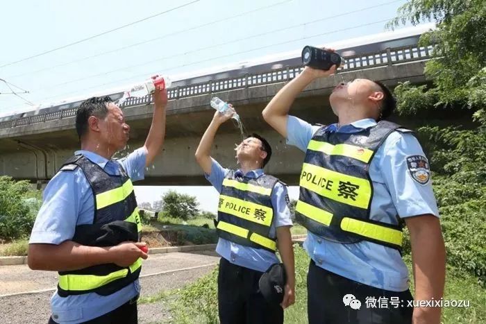 警方通报民警执勤时遭袭扰