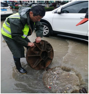 兰州通报新换井盖一碰就碎