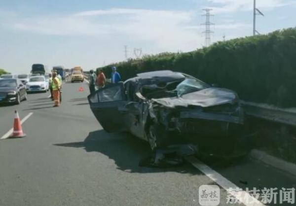 货车爆胎把旁边小车“车屁股”吹跑了