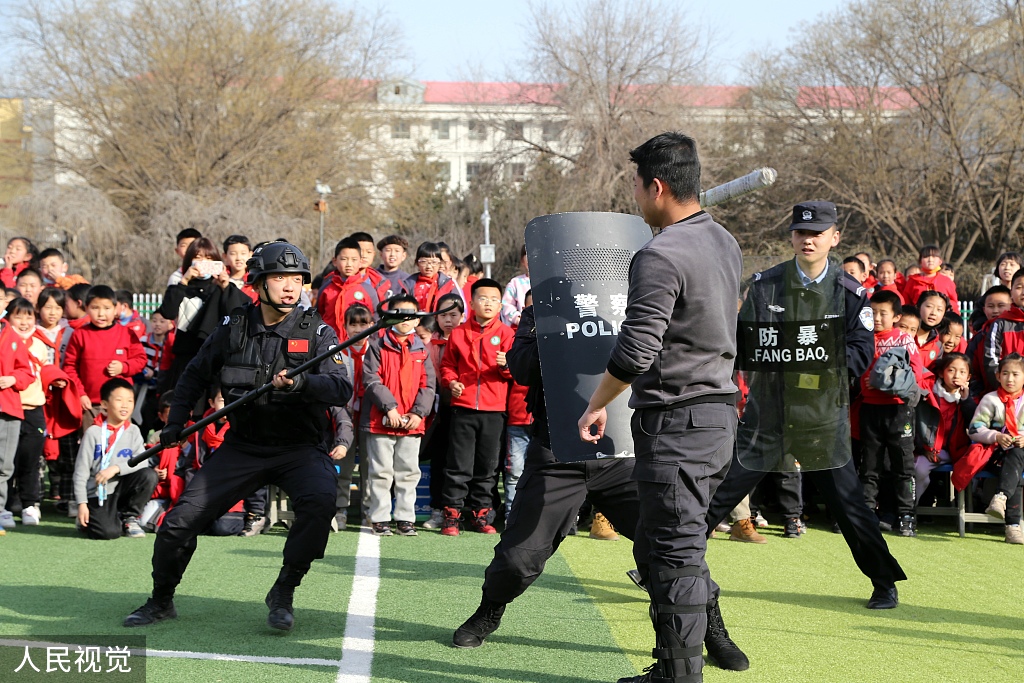 警方通报2名民警被砍伤