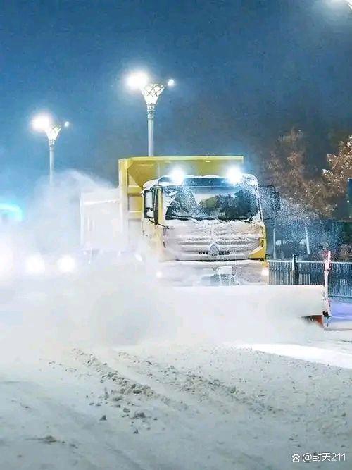 鹤岗暴雪破纪录 乘客雪中推公交