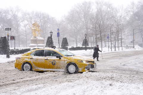 美国多地遭遇强降雪 纽约州部分地区进入灾难紧急状态