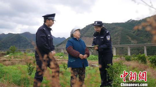 印度女警遭遇兄弟暴力惨死街头悲剧