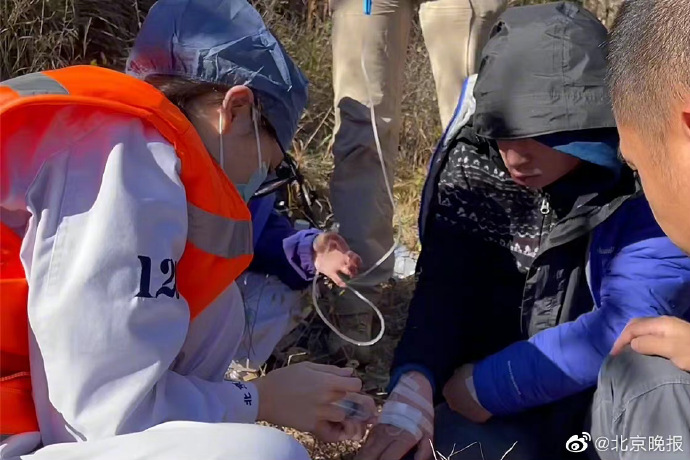 女生爬山冷风过敏，紧急救援紧急下山