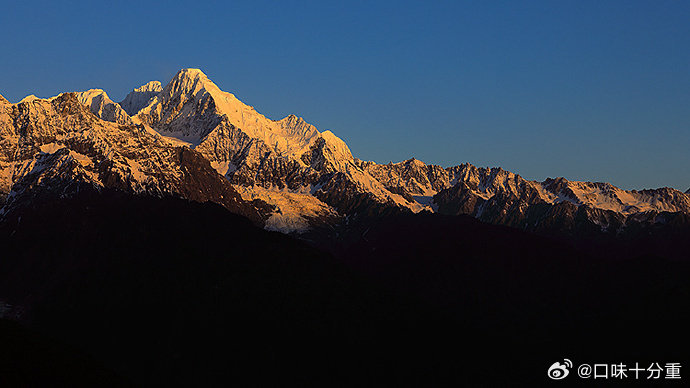 北京门头沟日照金山奇观，大自然的壮丽画卷