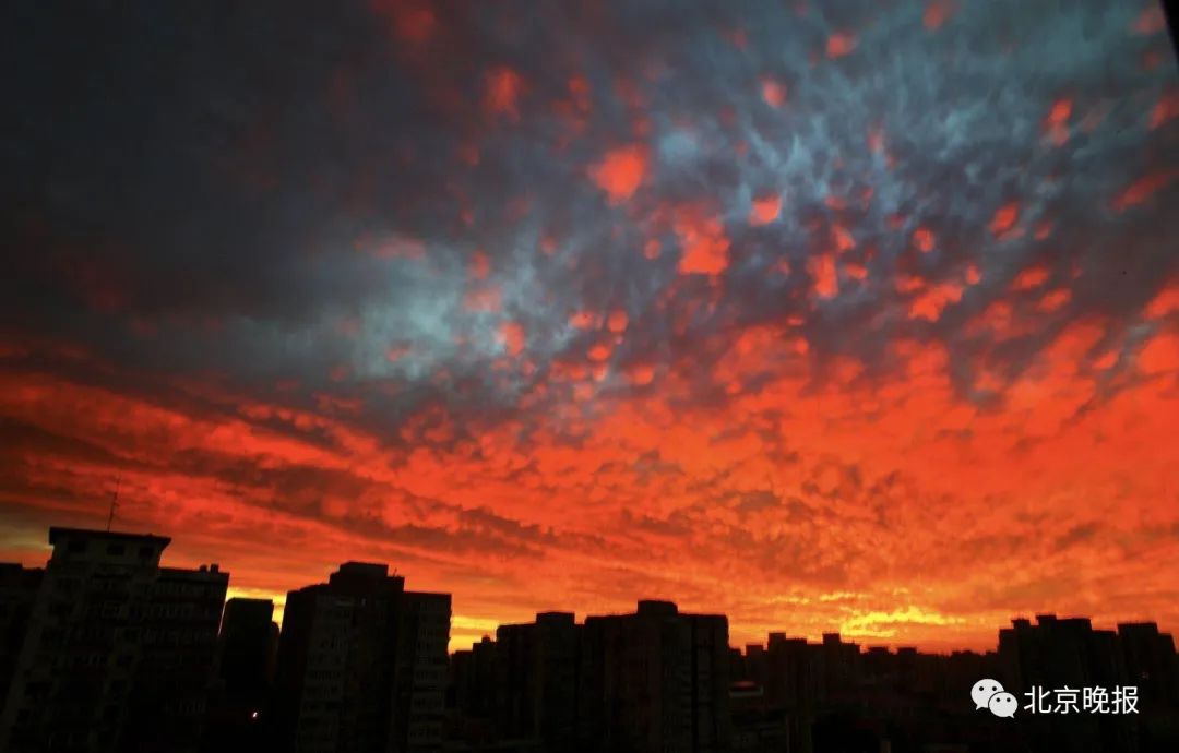 北京绚烂红色朝霞，绝美天空画卷