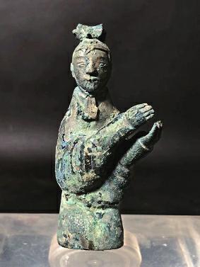 秦兵马俑二号坑将军俑出土，揭示古代军队指挥体系与壮观景象探索