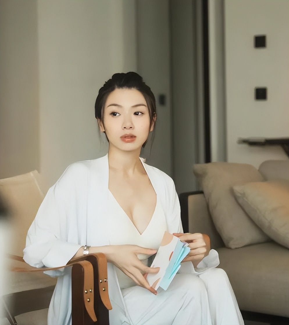 女子分娩前的坚韧与美丽瞬间，紧急化妆展现瞬间魅力