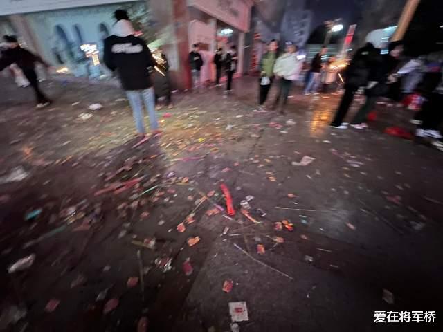 跨年夜后的垃圾满地，狂欢后的责任反思