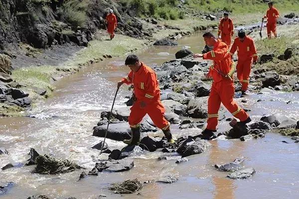 张家口冬泳大爷冰下遇难引发关注，冰泳的危险与自救困境探讨