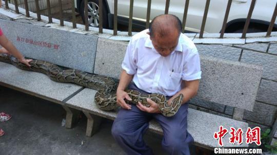 七旬老人热水袋贴身捂出蟒蛇纹，健康警示背后的温暖故事