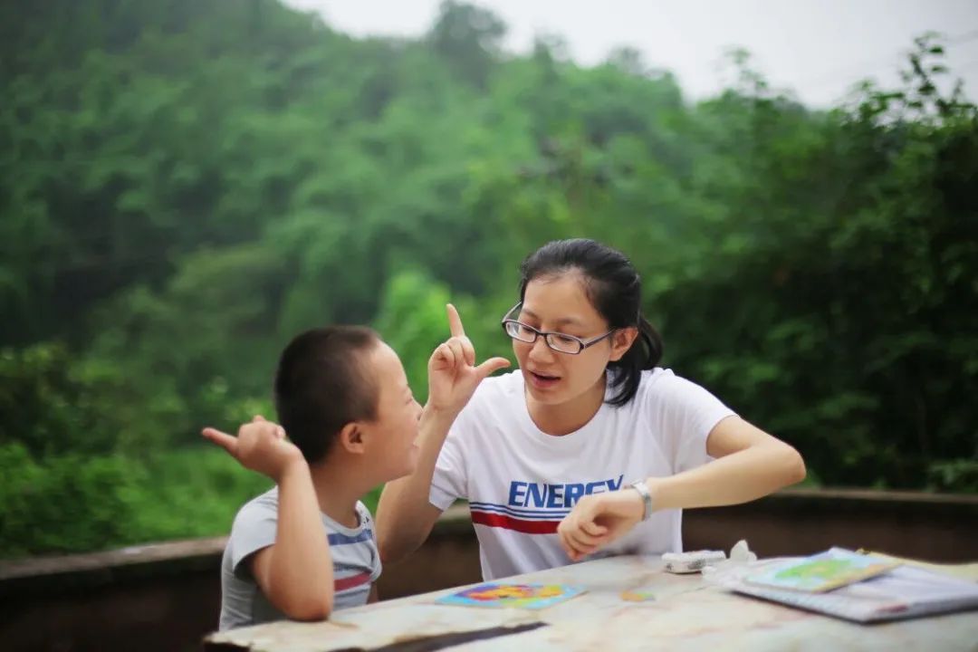 把她托起，我在泥泞中的坚守与奉献